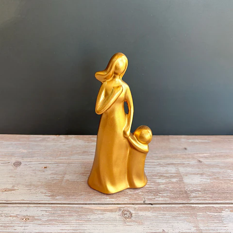 Figura de madre e hija dorada