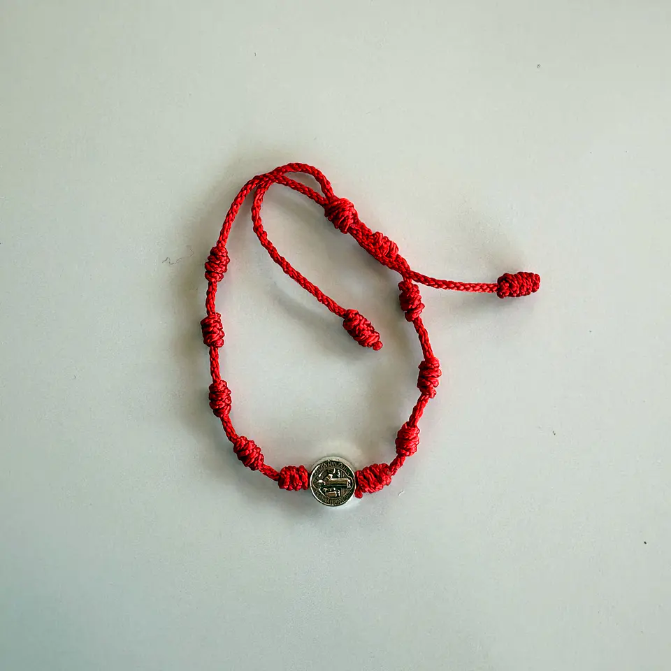 Pulsera roja San Benito 1