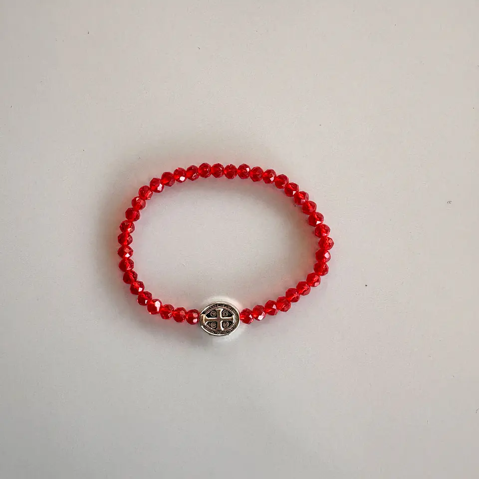 Pulsera roja San Benito para niños 1