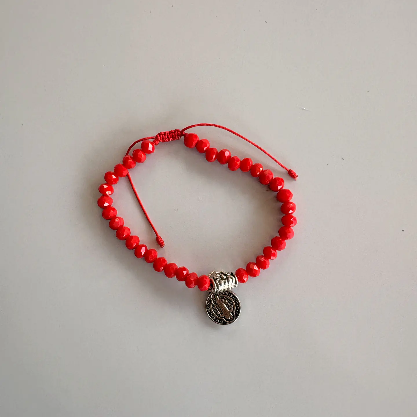 Pulsera roja San Benito cristales 1