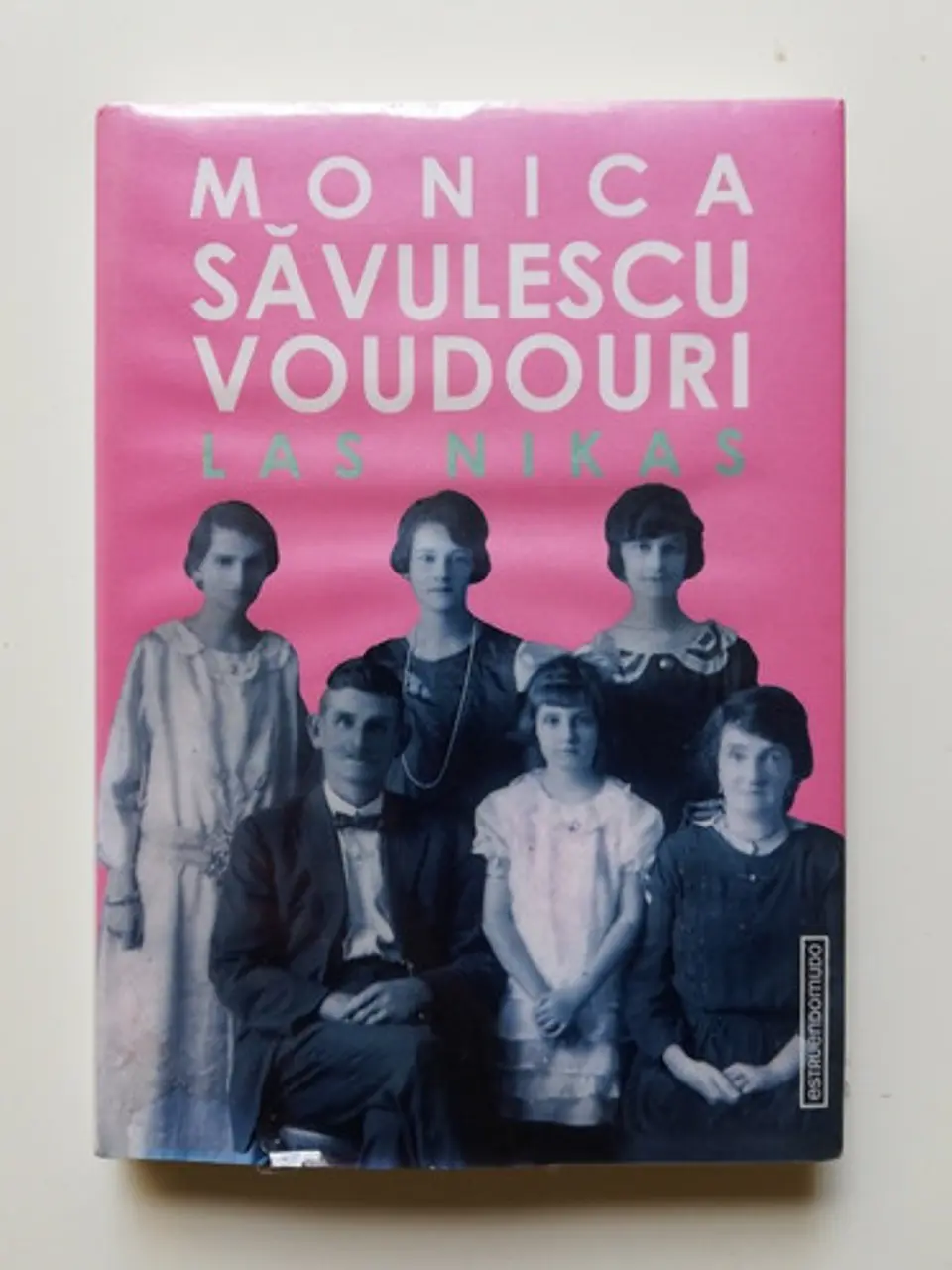 Las Nikas - Mónica Savulescu Voudouri 1