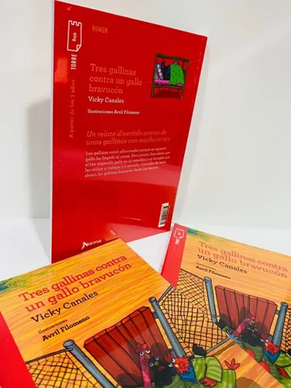 Tres Gallinas Contra Un Gallo Bravucón- Original T. Blanda 2