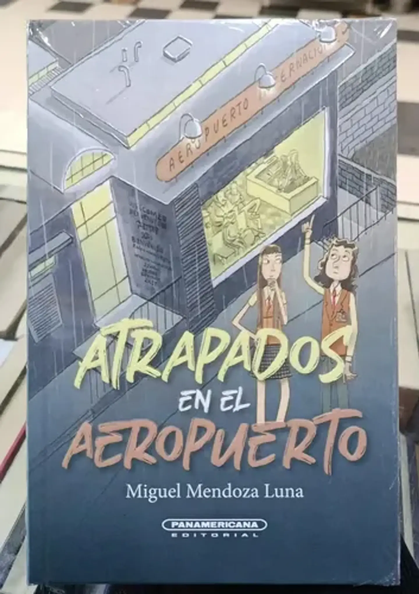 Atrapados en el Aeropuerto. Miguel Mendoza Luna. Español. Panamericana Editorial. Tapa dura 1