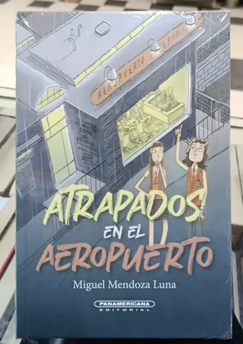 Atrapados en el Aeropuerto. Miguel Mendoza Luna. Español. Panamericana Editorial. Tapa dura 1