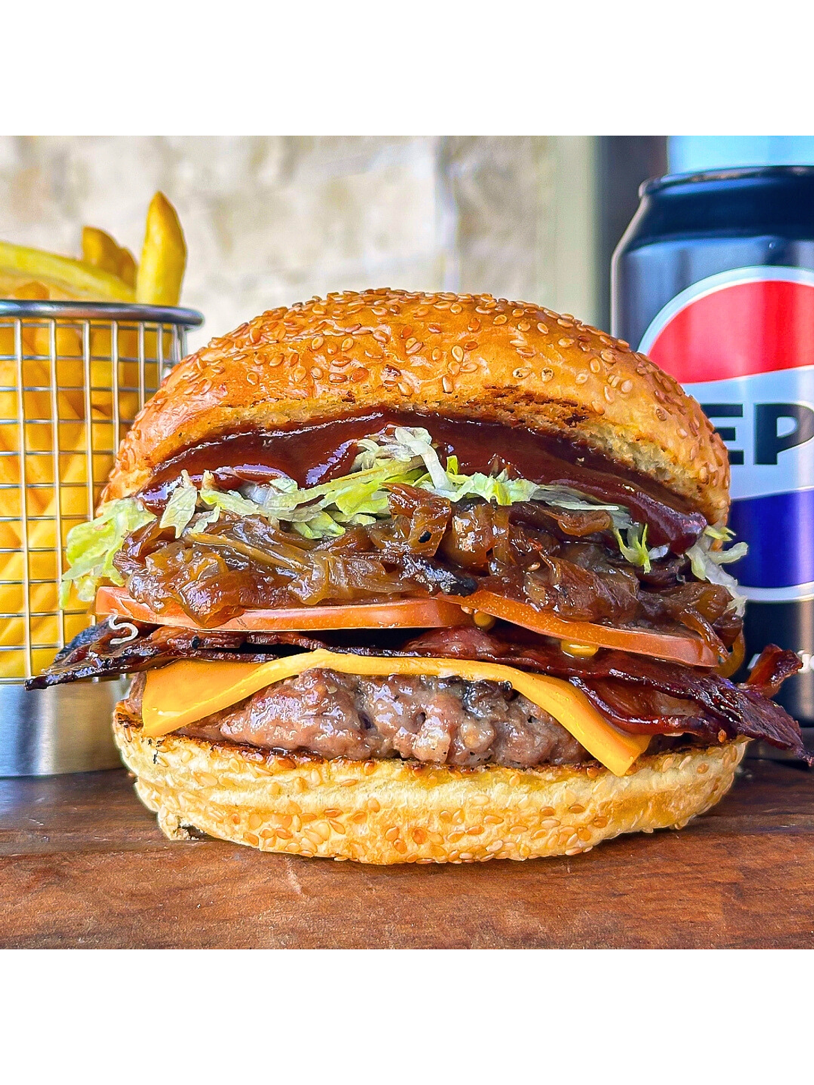 Burger 02 + Papas fritas + Bebida gratis 3