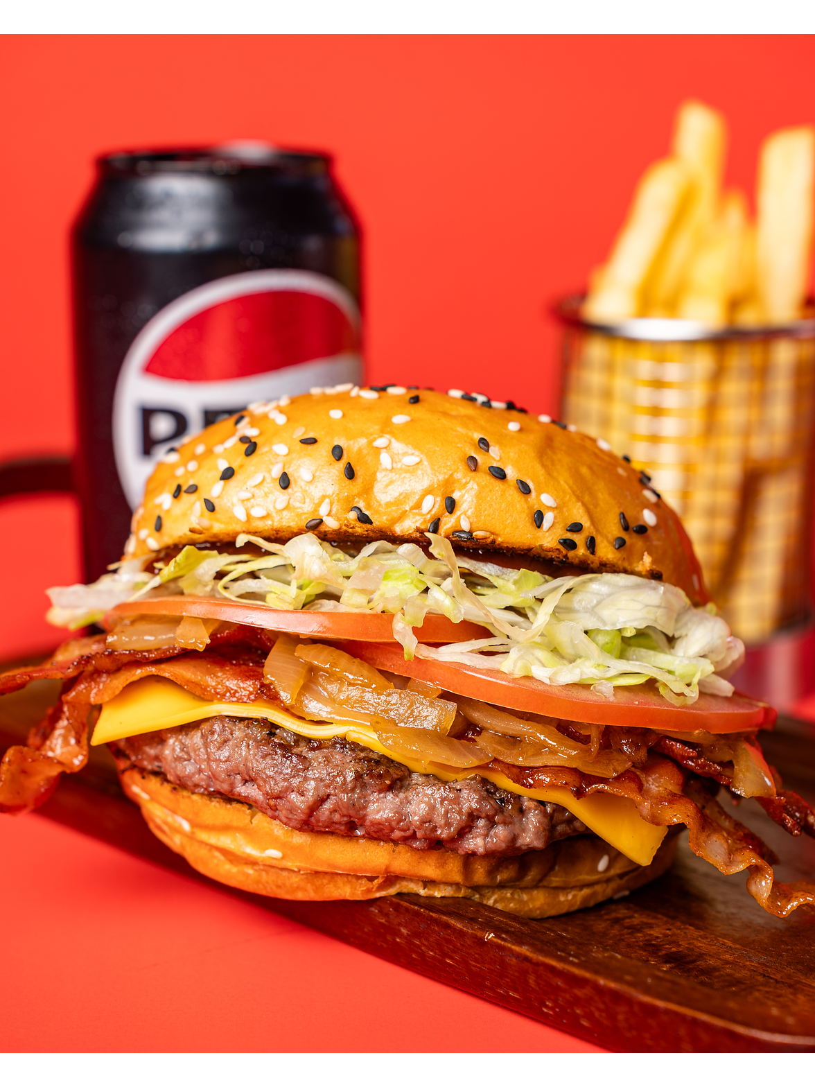 Burger 02 + Papas fritas + Bebida gratis 1