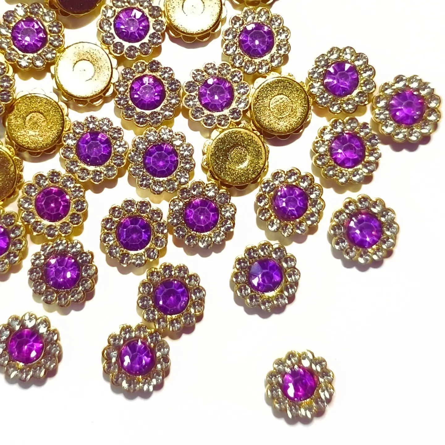 Flores 11 mm. Incluyen remaches (50 un.) 3