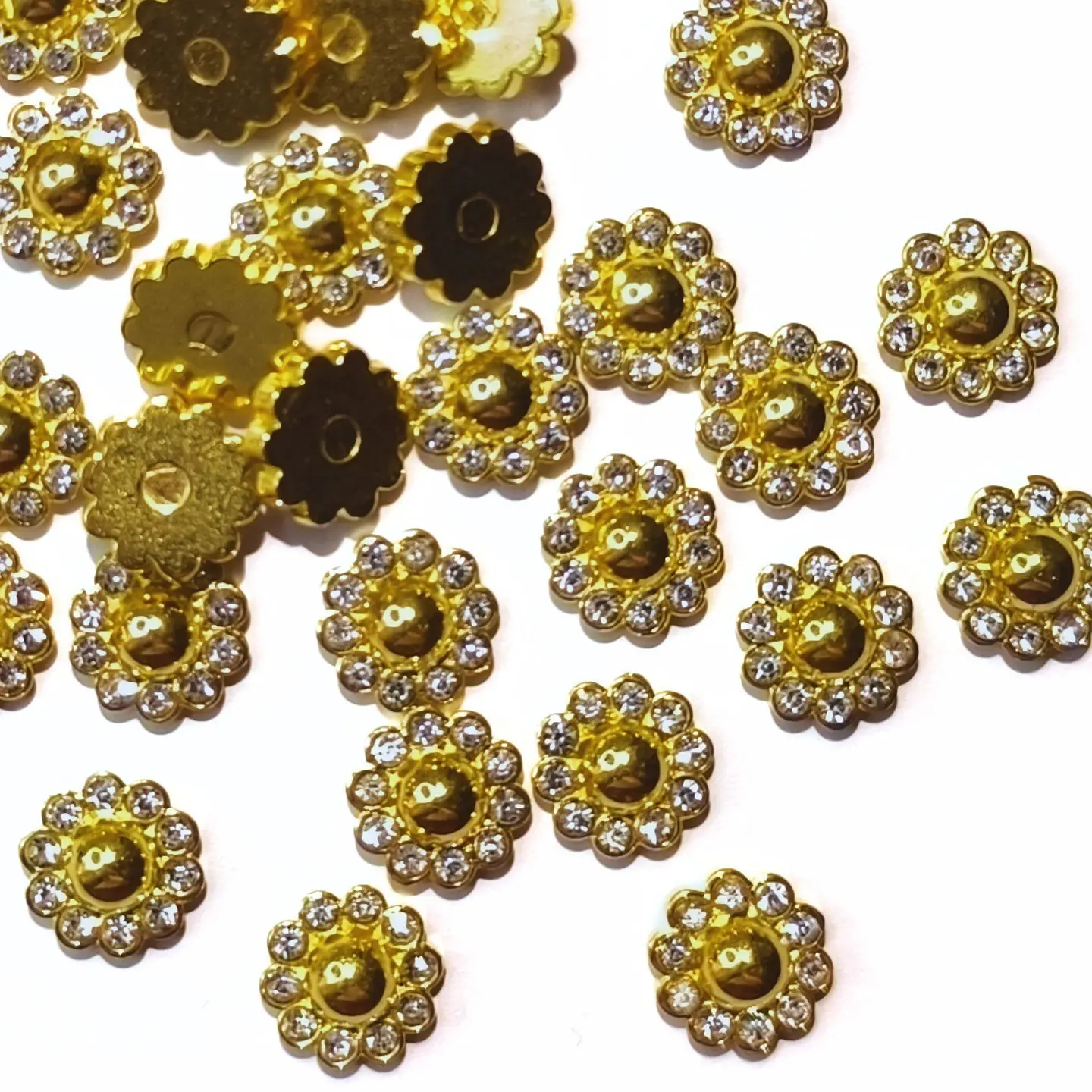 Flores 12 mm. Incluyen remaches. (50 un.) 2