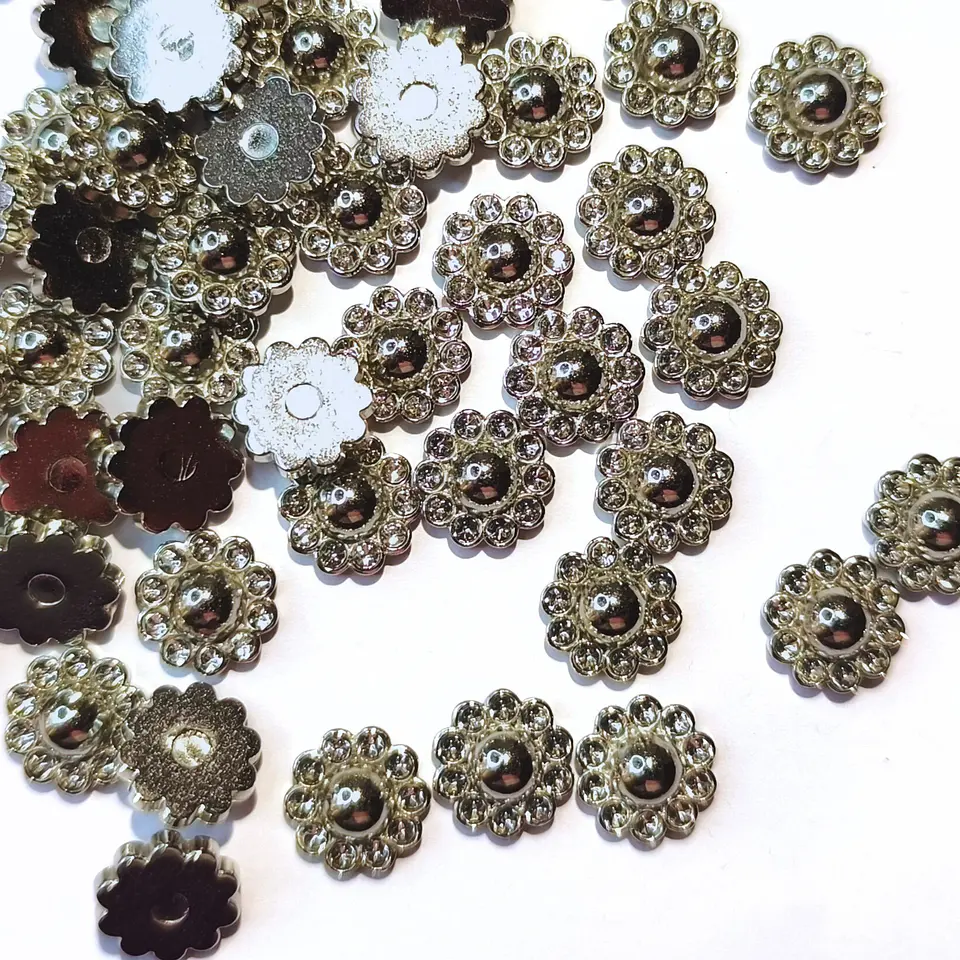Flores 12 mm. Incluyen remaches. (50 un.) 4