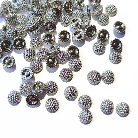 Tachas Plateadas 8 mm. Incluyen remaches (100 un.)