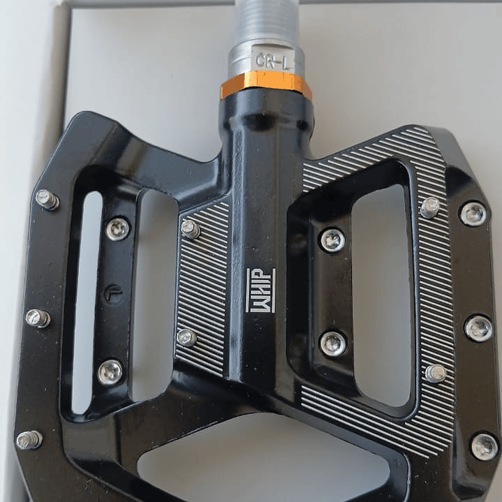 Pedales WHIP sellados de aluminio con eje de cromo y pines 4