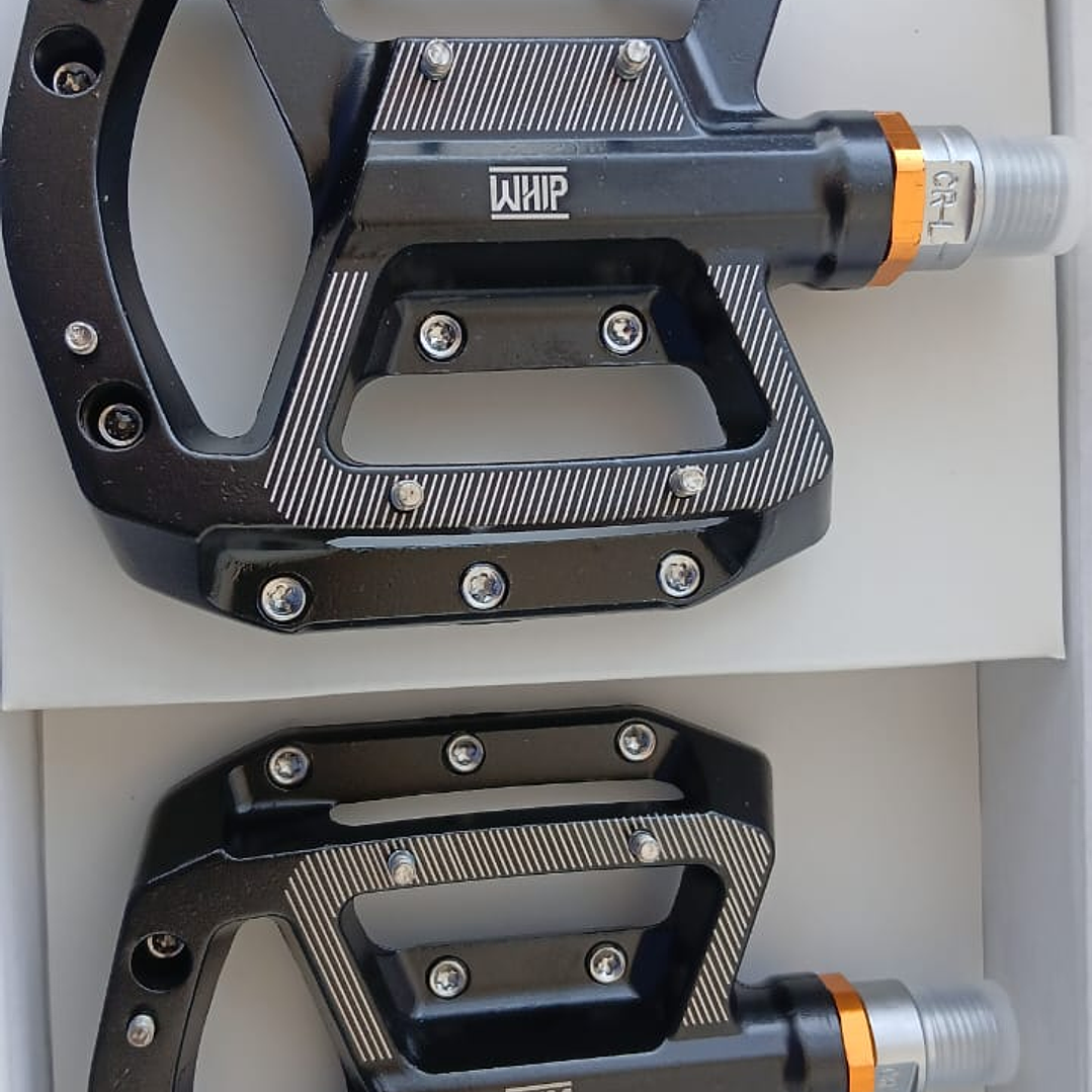 Pedales WHIP sellados de aluminio con eje de cromo y pines 5