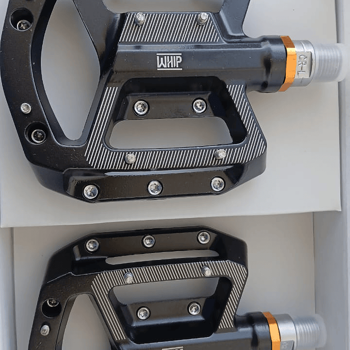 Pedales WHIP sellados de aluminio con eje de cromo y pines 5