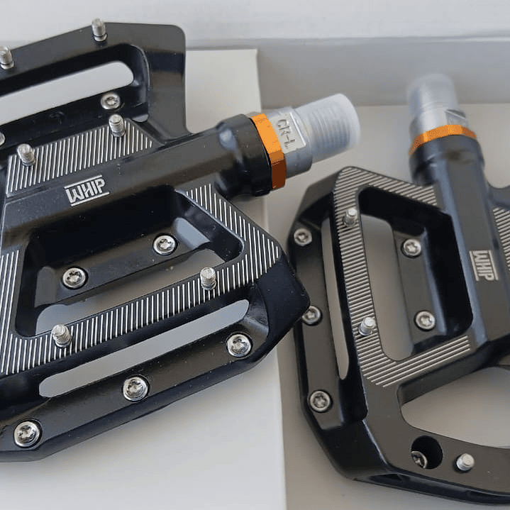 Pedales WHIP sellados de aluminio con eje de cromo y pines 2