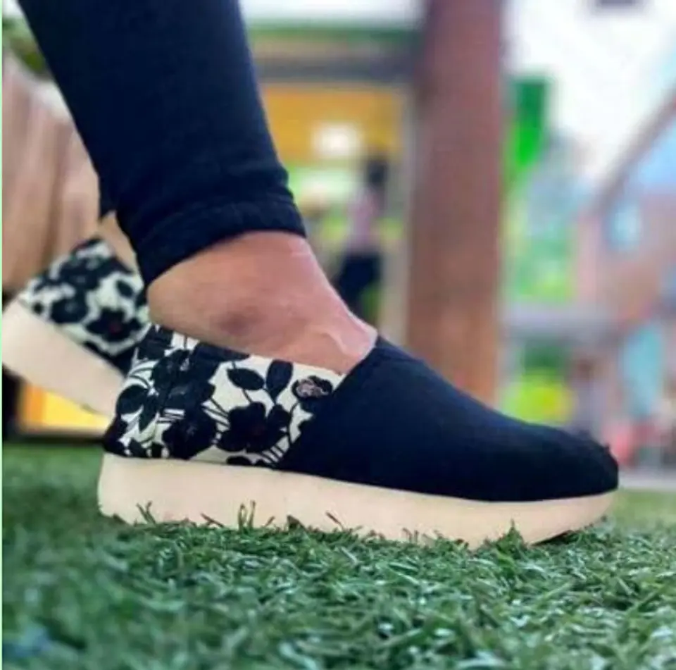 Zapato Pera D.K Plataforma Negra Flores 1
