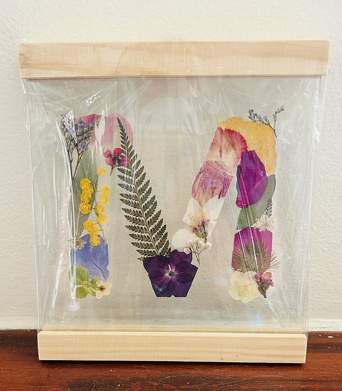 Iniciales Entre Vidrios