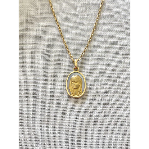 Medalla virgen niña en nácar ovalada