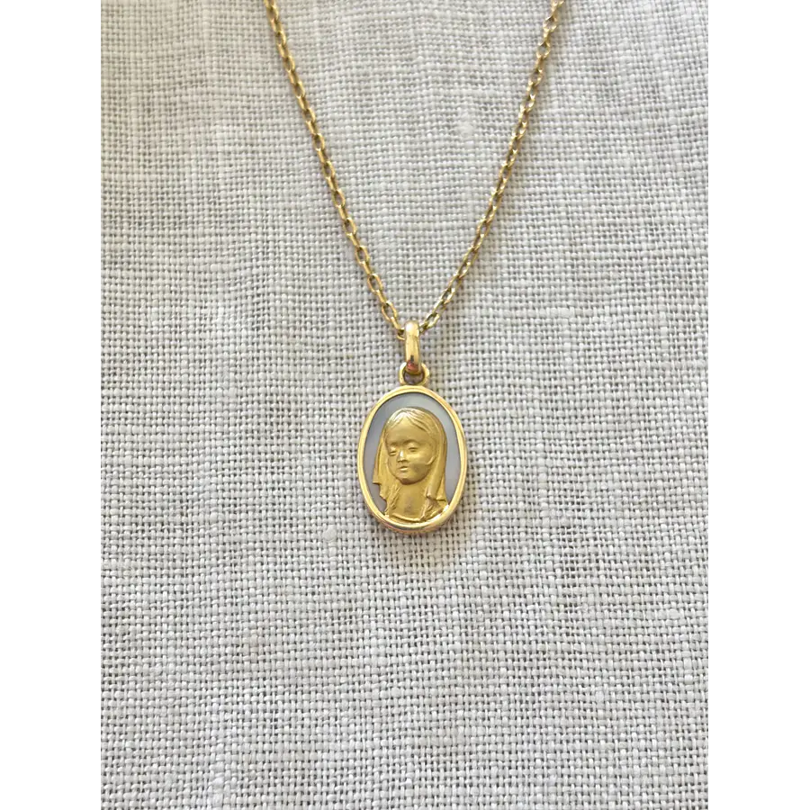 Medalla virgen niña en nácar ovalada