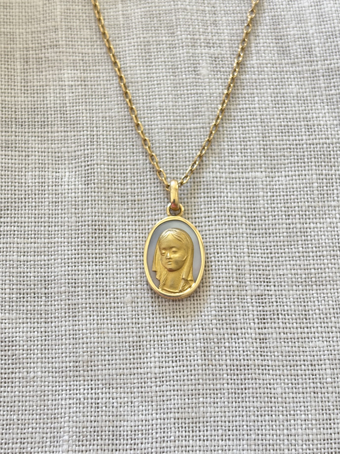 Medalla virgen niña en nácar ovalada 1