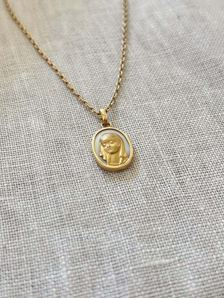 Medalla virgen niña en nácar ovalada 2