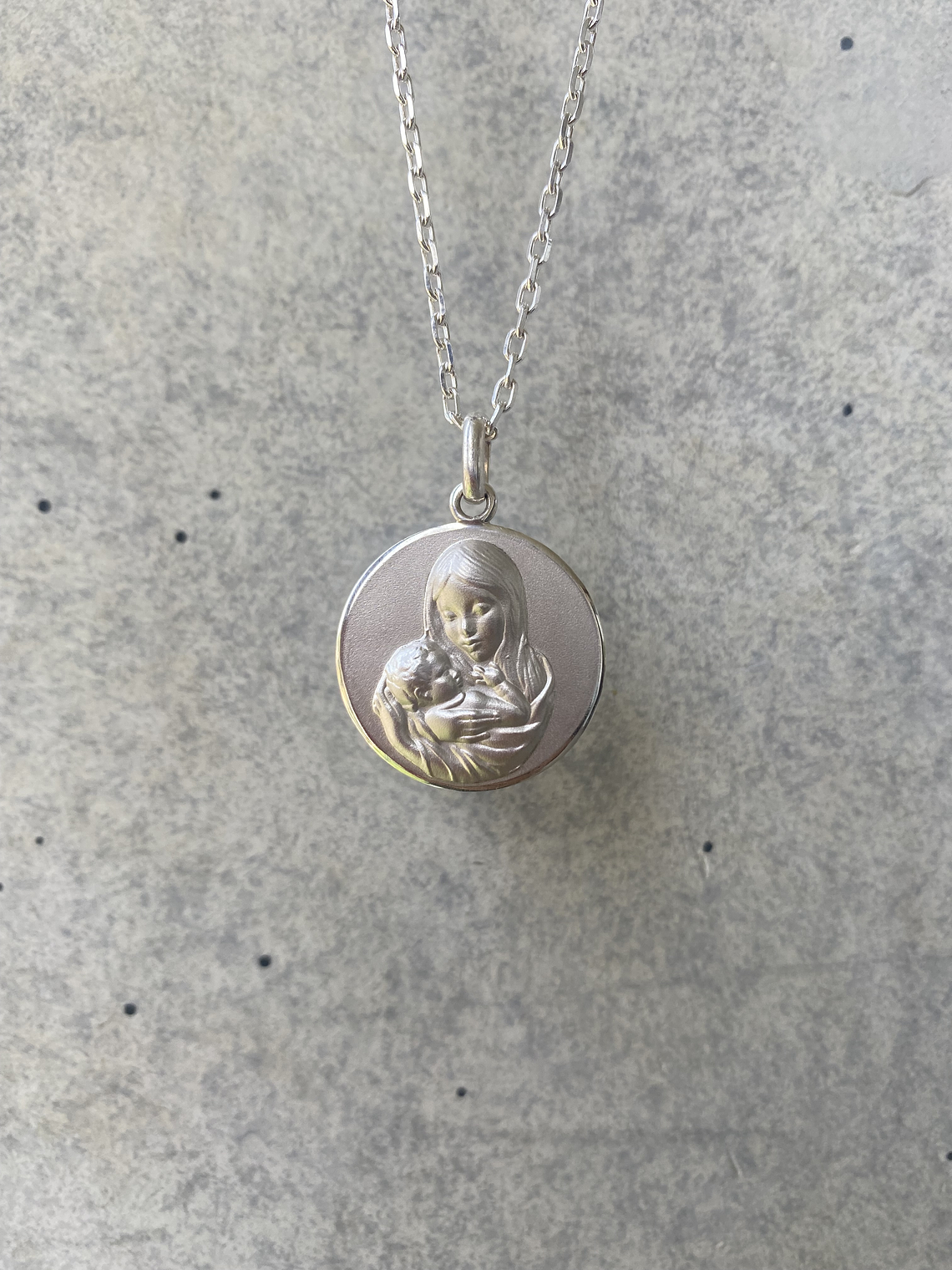 Medalla Virgen con Niño Jesús  2