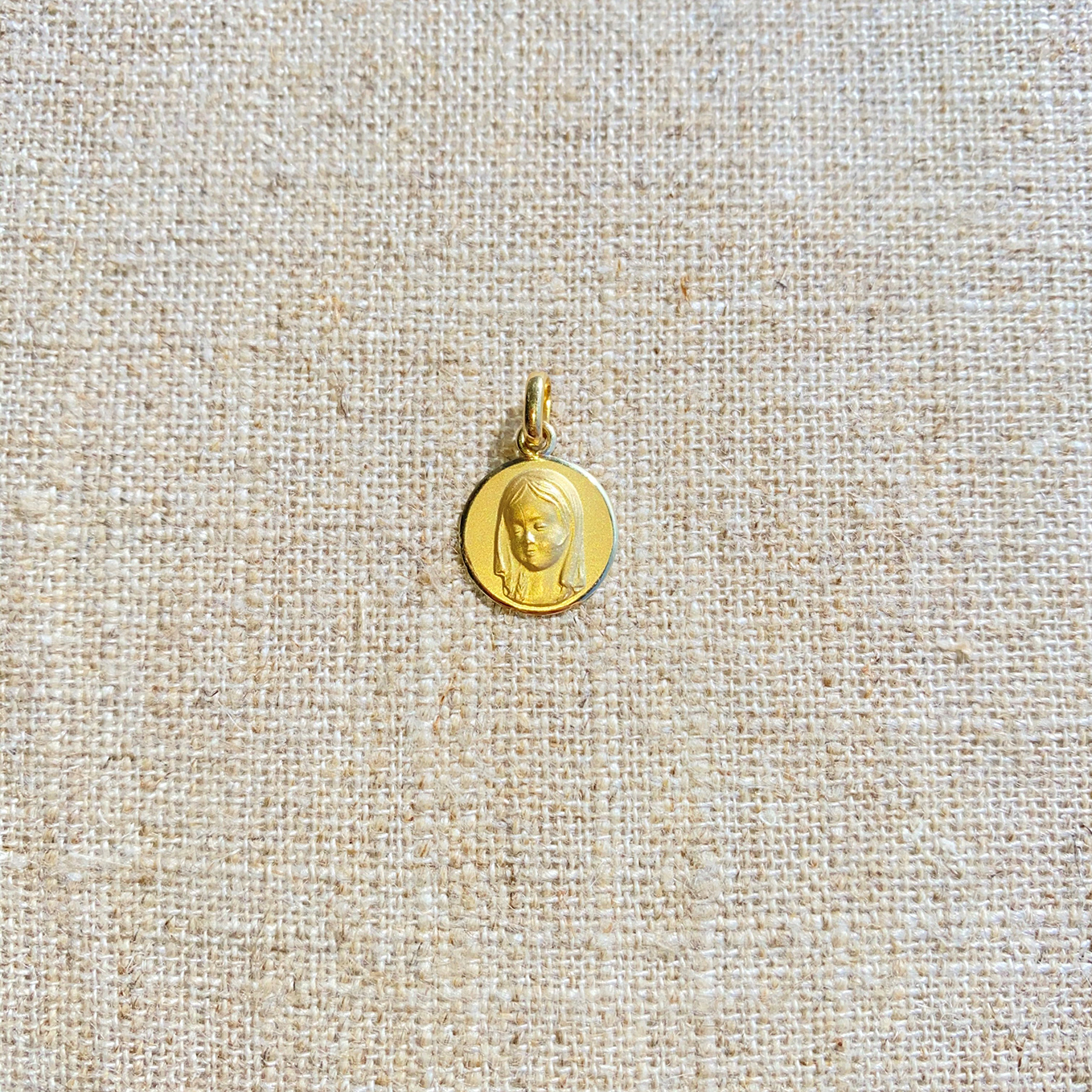 Medallas Religiosas de Oro 18K: Significado, Tradición y Cómo Elegir