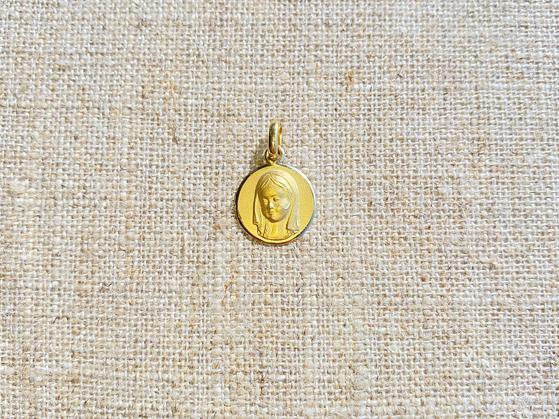 Medallas Religiosas de Oro 18K: Significado, Tradición y Cómo Elegir