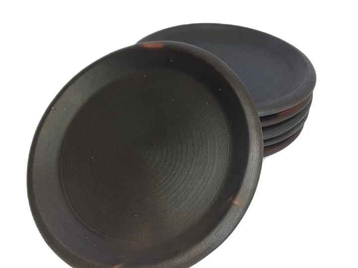 Platos de Greda: Identidad, Resistencia y Distinción en tu Mesa