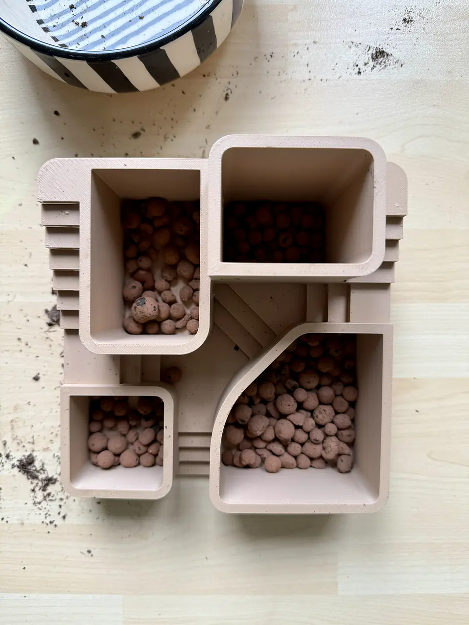 Macetero Arquitectónico con Escaleras – Edición 3D Minimalista 3