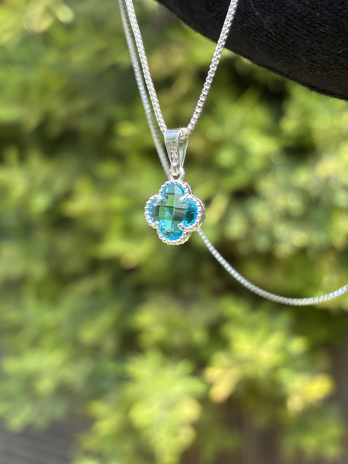 Collar tipo Van Cleef transparente azulado   1