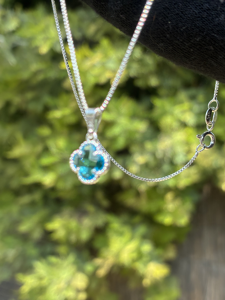 Collar tipo Van Cleef transparente azulado   2