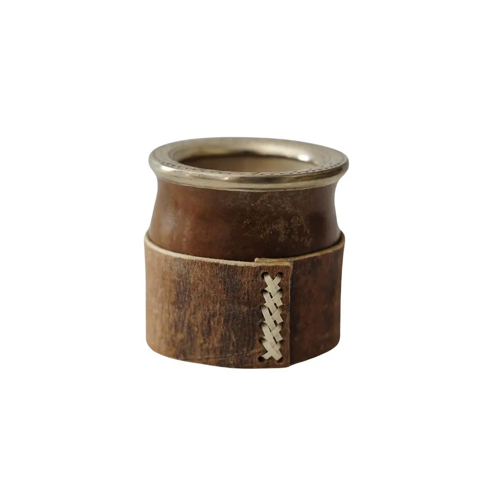 Mate criollo de calabaza con virola de alpaca cincelada con soporte de cuero crudo cocido con tiento 1
