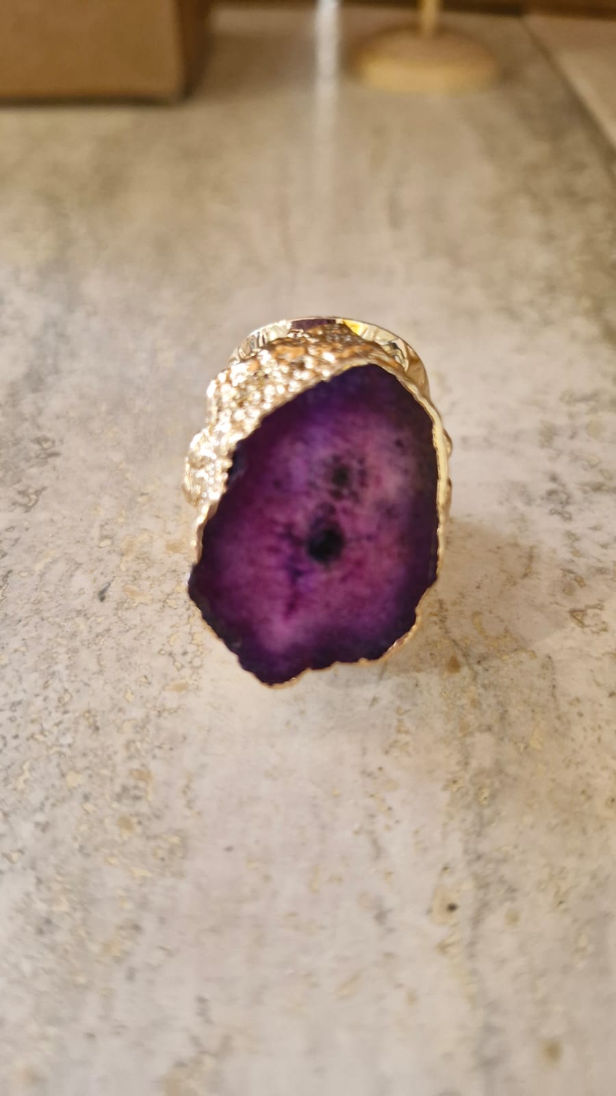 ANILLO PIEDRA MORADA COLOR DORADO