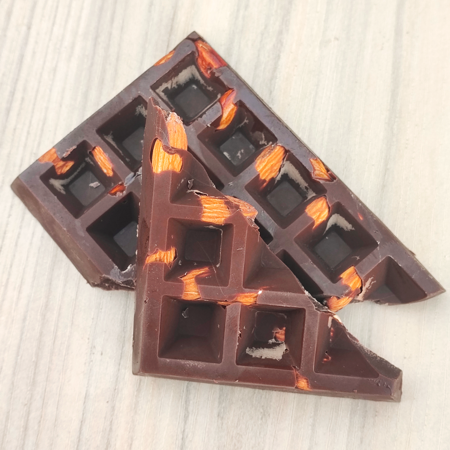 Barra Artesanal de Chocolate con Almendras 4