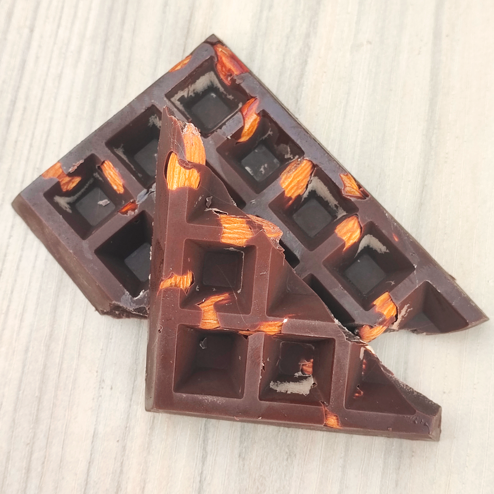 Barra Artesanal de Chocolate con Almendras 4