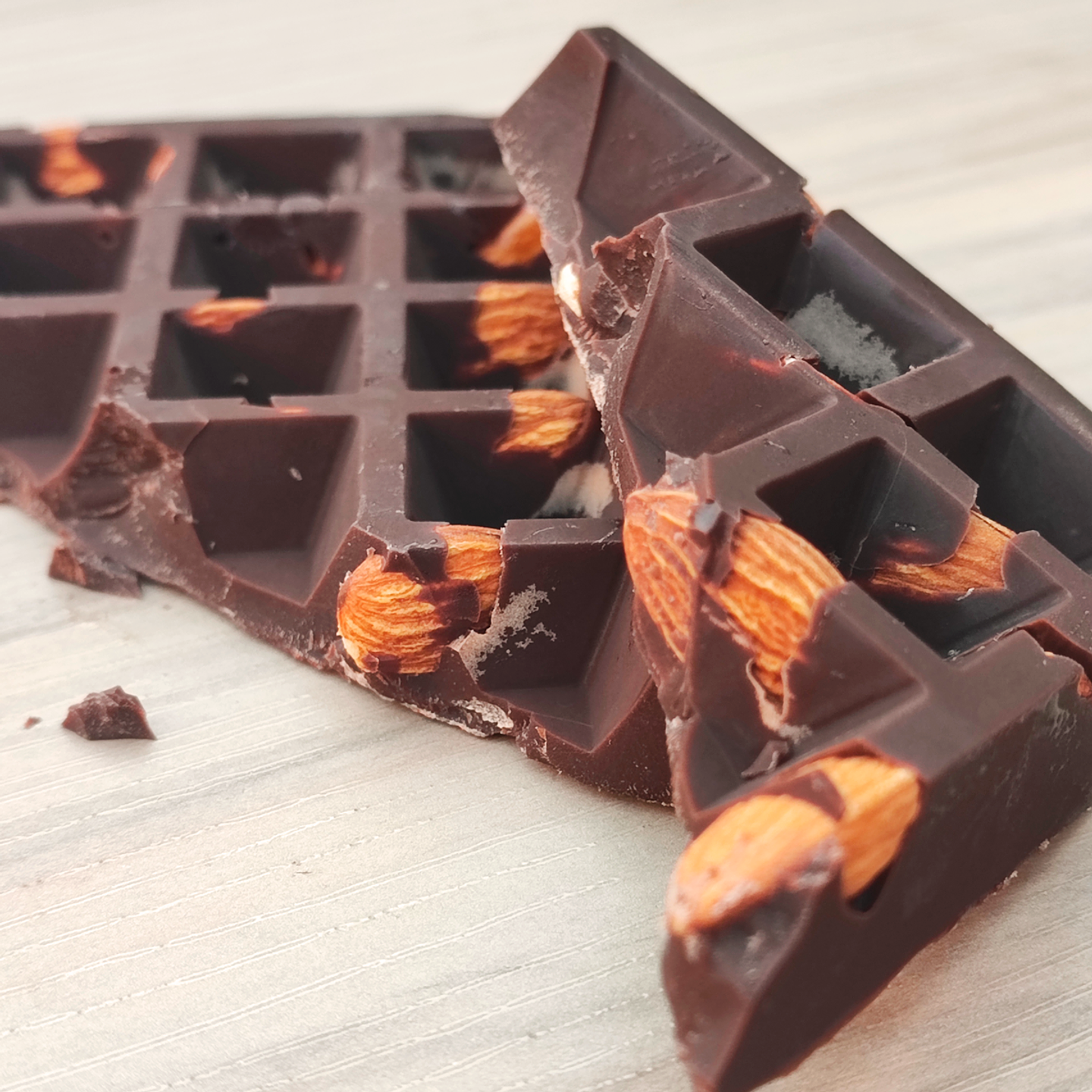 Barra Artesanal de Chocolate con Almendras 2