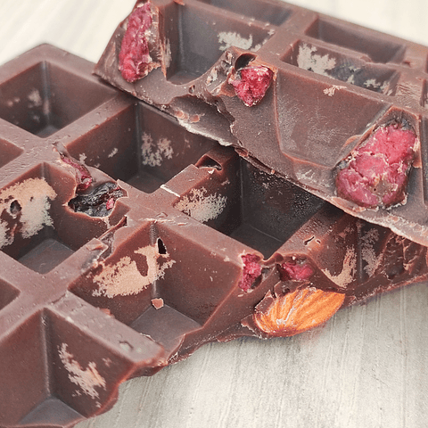 Barra Artesanal de Chocolate con Almendras y Cranberry