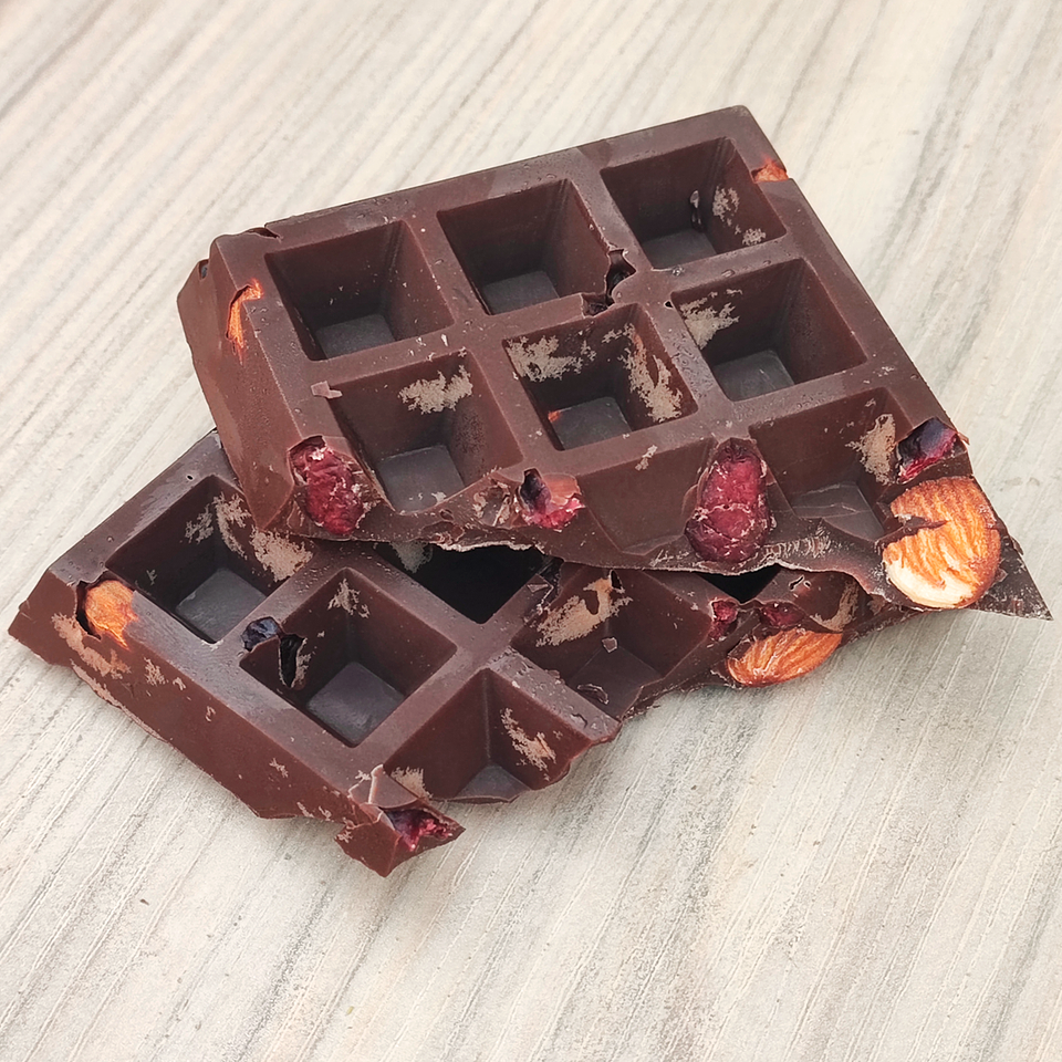 Barra Artesanal de Chocolate con Almendras y Cranberry 3