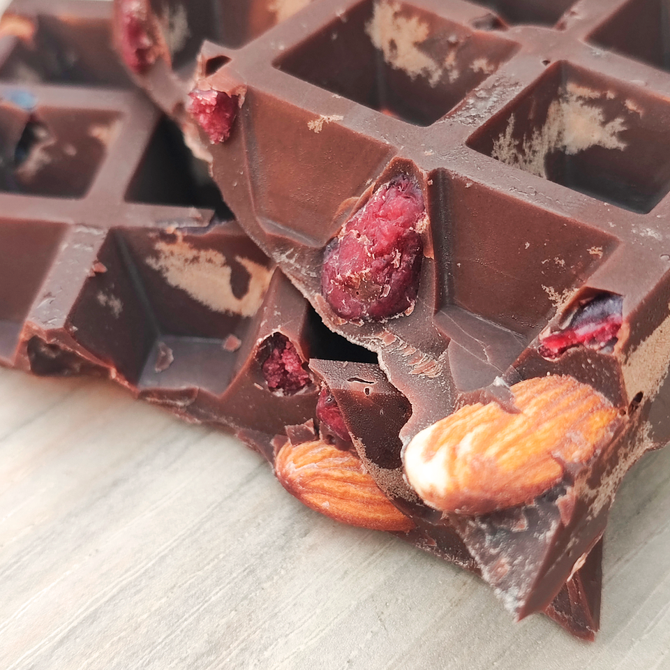 Barra Artesanal de Chocolate con Almendras y Cranberry 4