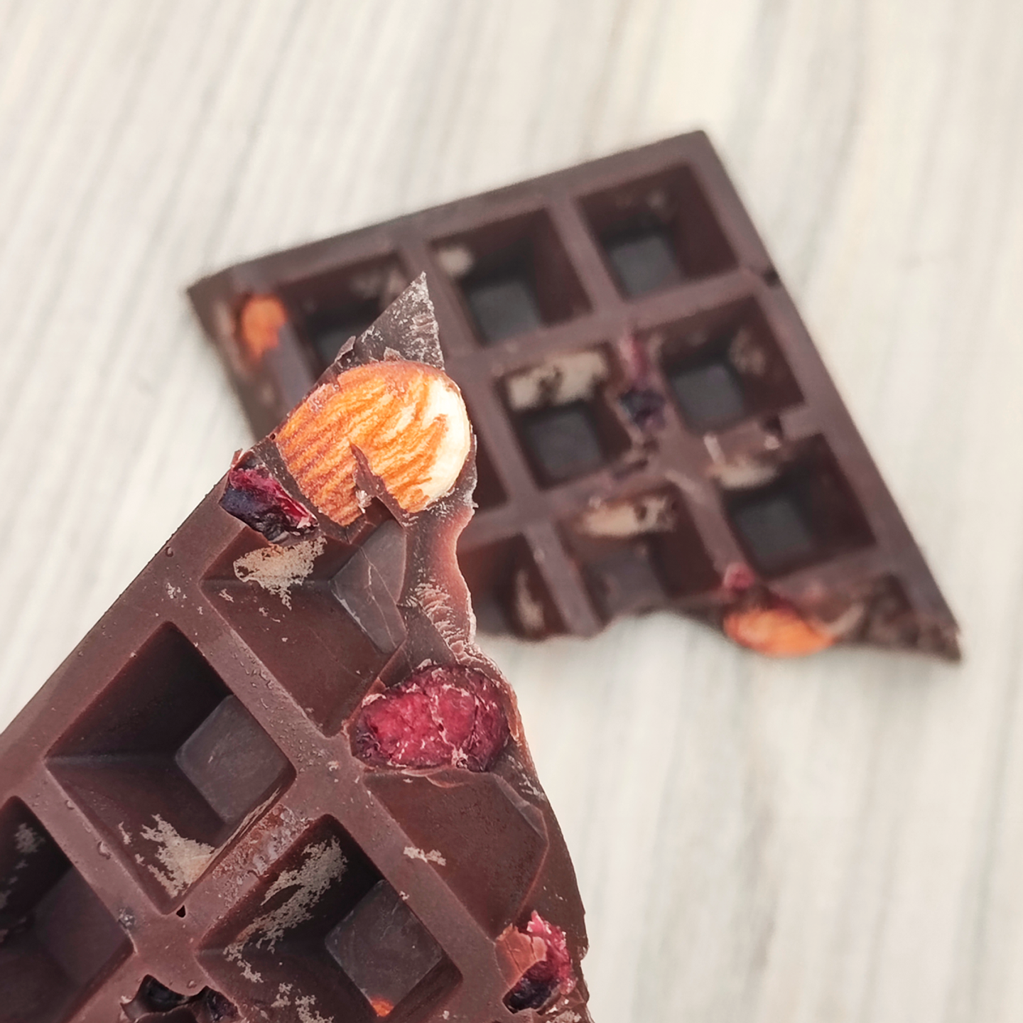 Barra Artesanal de Chocolate con Almendras y Cranberry 5