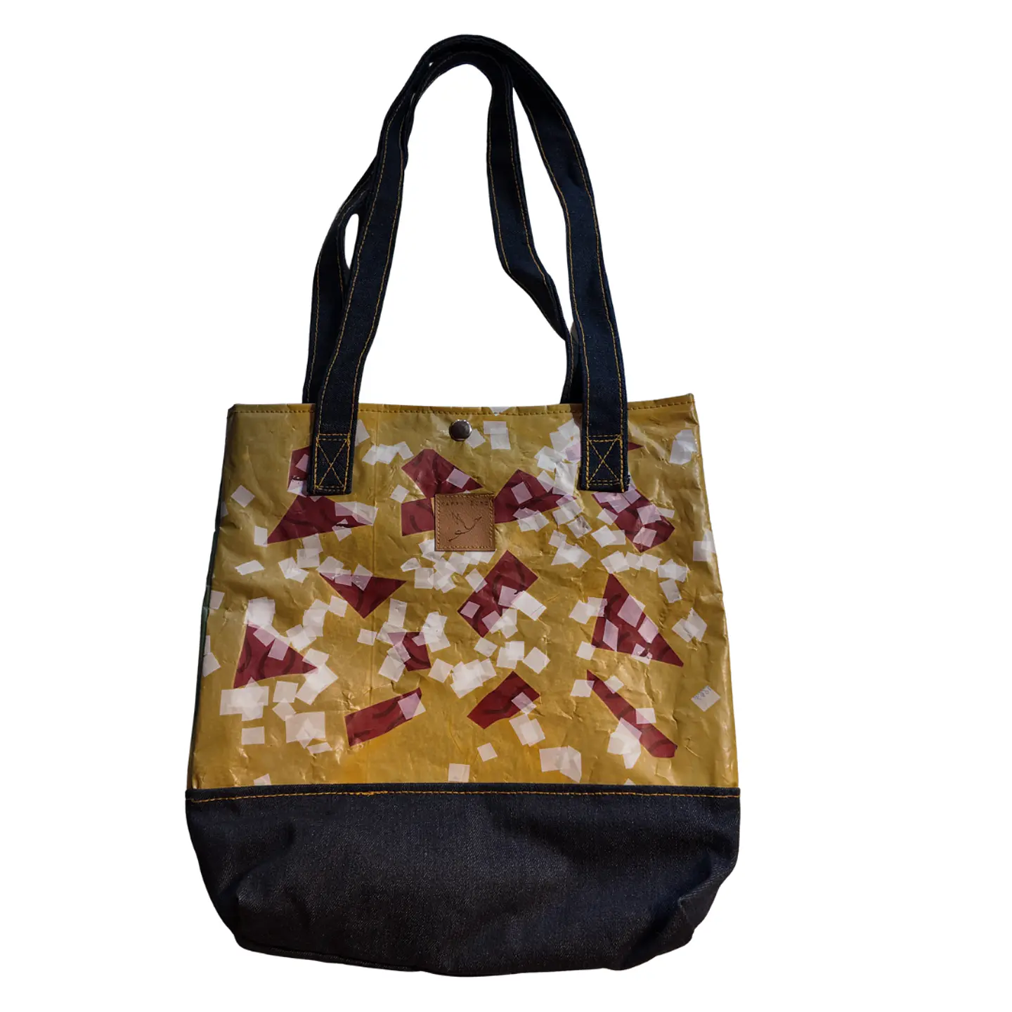 Cartera hecha con bolsas recicladas  1