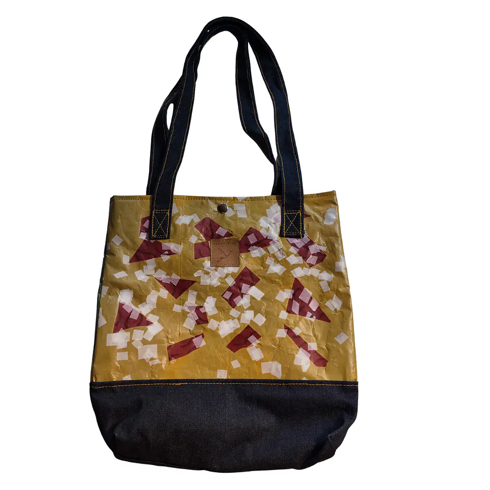 Cartera hecha con bolsas recicladas  1