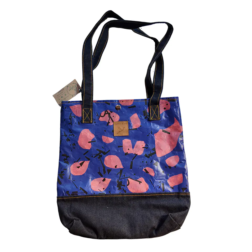 Cartera hecha con bolsas recicladas 2 1