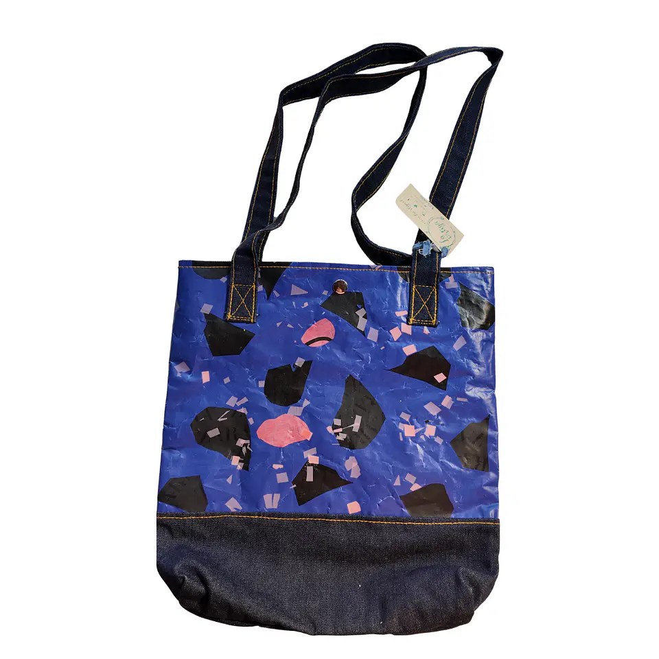 Cartera hecha con bolsas recicladas 2 2