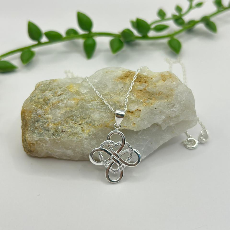 Collar nudo de bruja corazón circón. 1