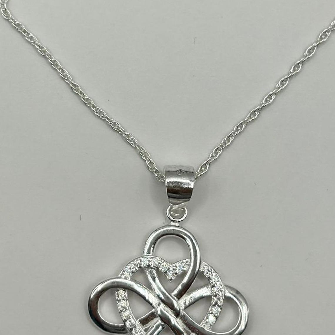 Collar nudo de bruja corazón circón. 2