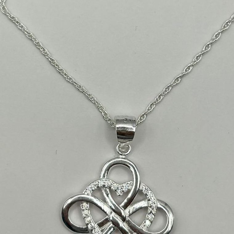 Collar nudo de bruja corazón circón. 2