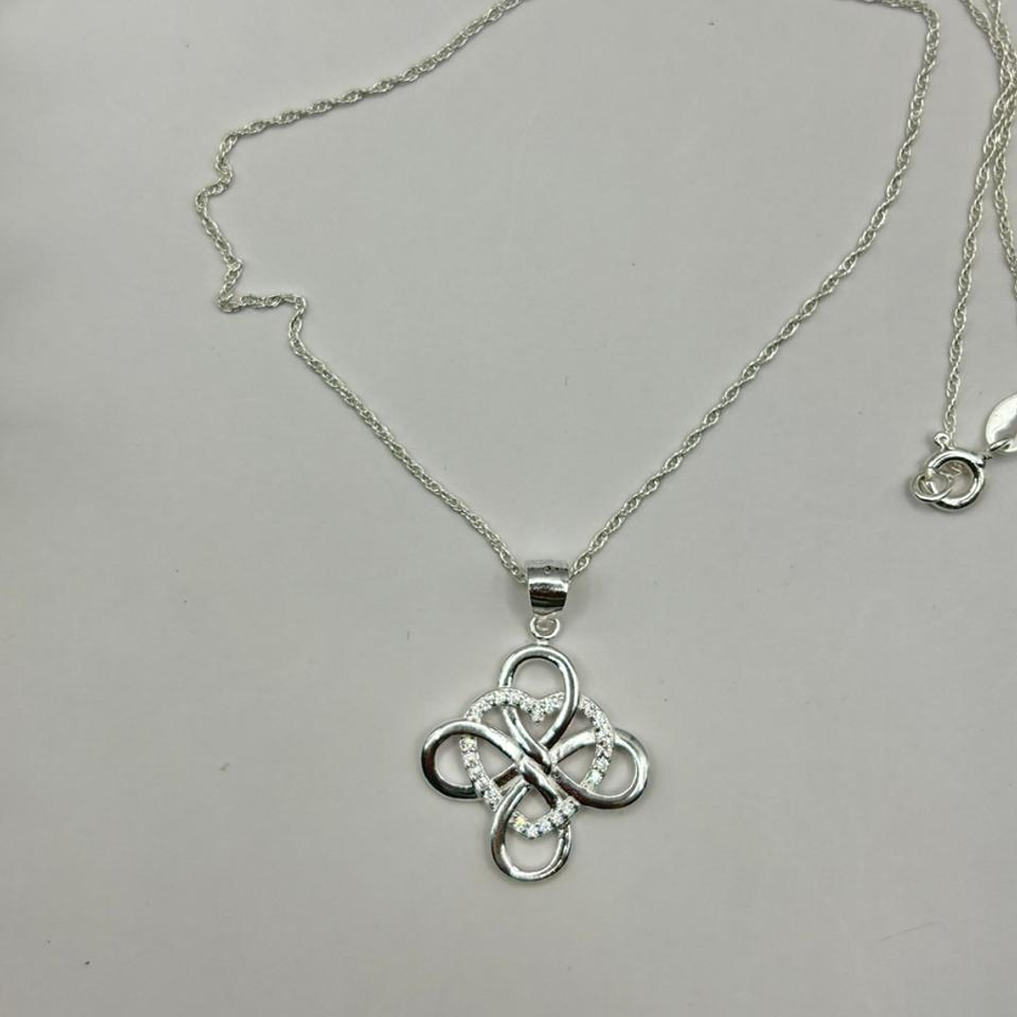 Collar nudo de bruja corazón circón. 3