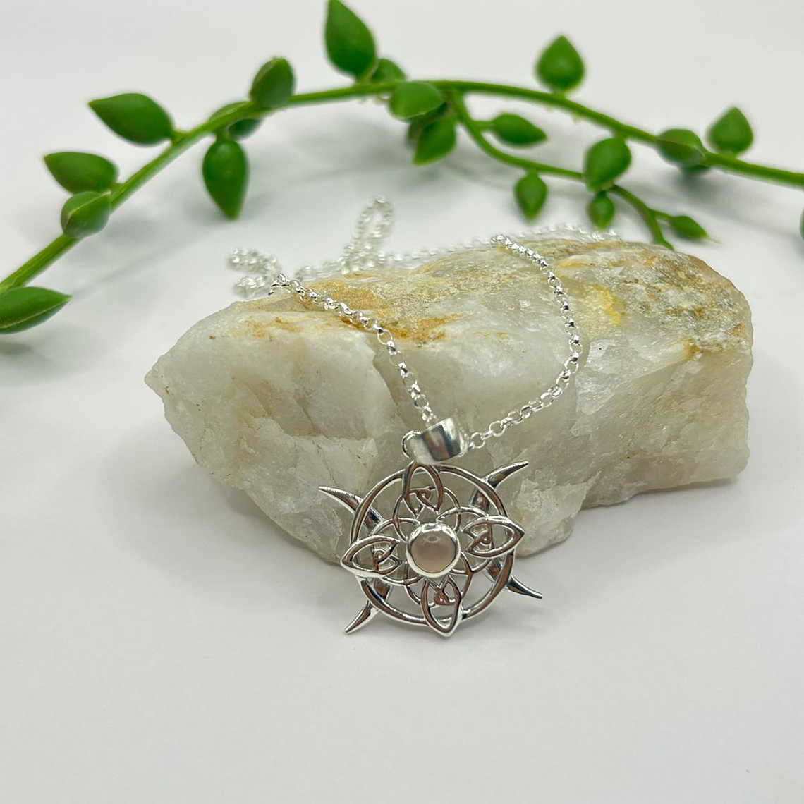 Collar nudo de brujas luna invertida cuarzo rosado 1