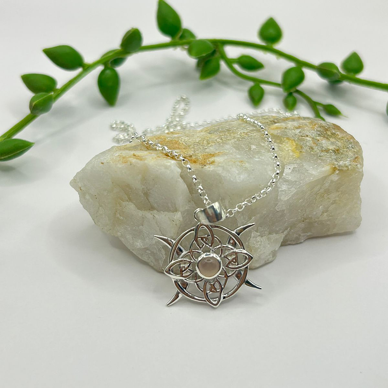 Collar nudo de brujas luna invertida cuarzo rosado 1